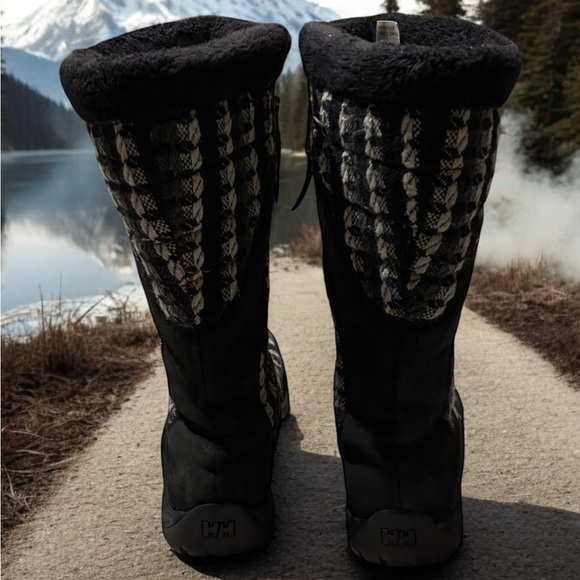 Helly Hansen Women’s Black and White Check knit and Suede Winter Boots. - Picture 4 of 8